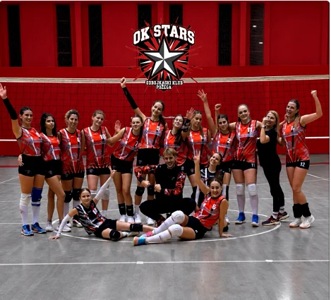 Odbojkašice OK Stars Požega u crveno-crnim dresovima na zajedničkoj fotografiji u dvorani